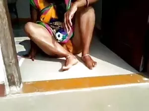 पत्नी कुछ अखरोट लेती ...