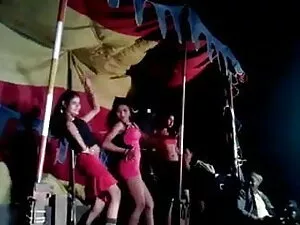 बकाया किशोर उसकी बिल ...