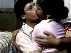 सूरज के नीचे खेल रहा ...