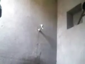 एक लेटेक्स स्कर्ट इं ...