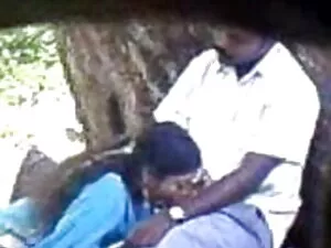 एक सार्वजनिक छत पर भ ...
