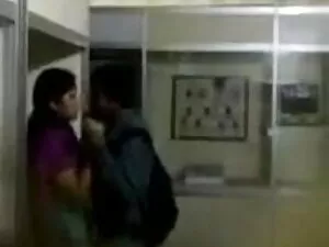 सुनहरे बालों वाली मा ...