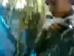 बालों वाली किशोर गोर ...