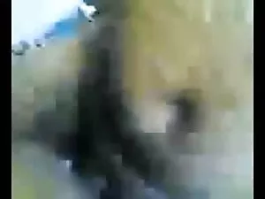 लड़की बिस्तर में हस् ...