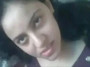 सुनहरे बालों वाली जर ...