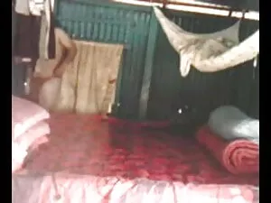 अकेला दादी एक अजनबी  ...